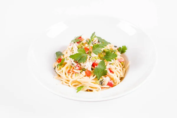 Spaghetti Met Roomsaus Met Gerookte Makreel Erwten Paprika Wat Peterselie — Stockfoto