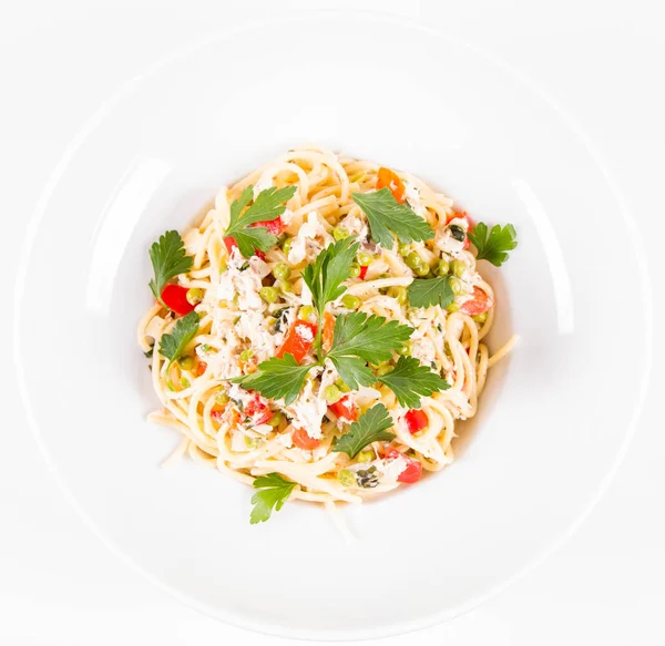 Spaghetti Med Gräddsås Med Rökt Makrill Ärtor Paprika Och Lite — Stockfoto