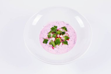 Soğuk borş (chlodnik) - geleneksel turp, maydanoz ve dereotlu Litvanya soğuk çorbası  