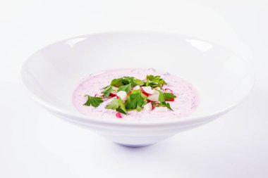 Soğuk borş (chlodnik) - geleneksel turp, maydanoz ve dereotlu Litvanya soğuk çorbası  