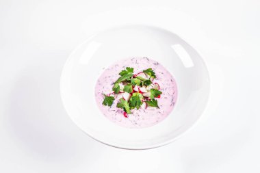 Soğuk borş (chlodnik) - geleneksel turp, maydanoz ve dereotlu Litvanya soğuk çorbası  