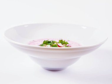 Soğuk borş (chlodnik) - geleneksel turp, maydanoz ve dereotlu Litvanya soğuk çorbası  