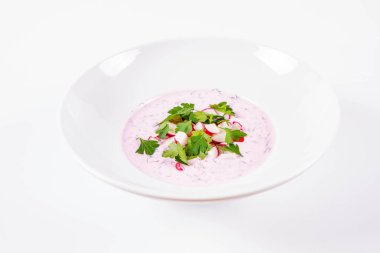 Soğuk borş (chlodnik) - geleneksel turp, maydanoz ve dereotlu Litvanya soğuk çorbası