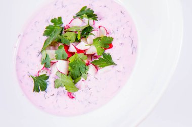 Soğuk borş (chlodnik) - geleneksel turp, maydanoz ve dereotlu Litvanya soğuk çorbası