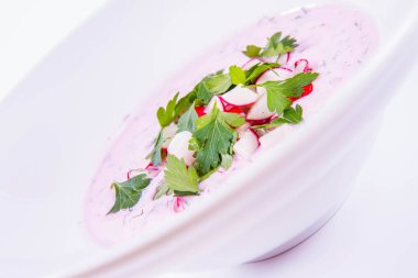 Soğuk borş (chlodnik) - geleneksel turp, maydanoz ve dereotlu Litvanya soğuk çorbası