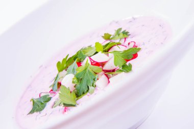 Soğuk borş (chlodnik) - geleneksel turp, maydanoz ve dereotlu Litvanya soğuk çorbası