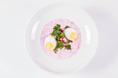 Soğuk borş (chlodnik) - turp, maydanoz, yumurta ve dereotlu geleneksel Litvanya soğuk çorbası  