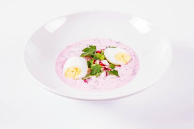 Soğuk borş (chlodnik) - turp, maydanoz, yumurta ve dereotlu geleneksel Litvanya soğuk çorbası  