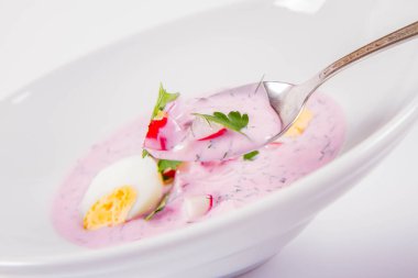 Soğuk borş (chlodnik) - geleneksel Litvanya soğuk çorbası turp, maydanoz ve kaşık ile dereotu