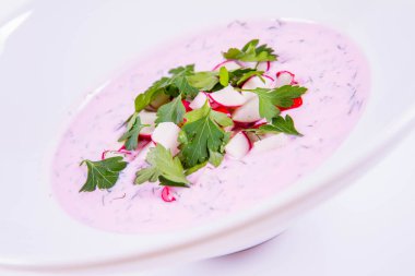 Soğuk borş (chlodnik) - geleneksel turp, maydanoz ve dereotlu Litvanya soğuk çorbası  