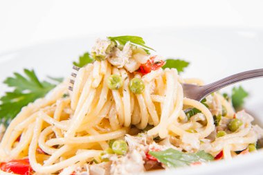 Krema soslu spagetti füme uskumru, bezelye, dolma biber ve çatalla yenmiş maydanoz.