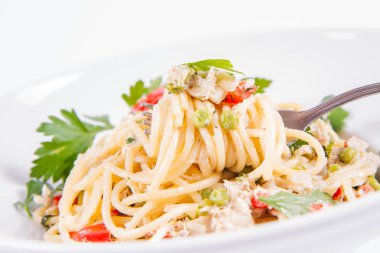 Krema soslu spagetti füme uskumru, bezelye, dolma biber ve çatalla yenmiş maydanoz.