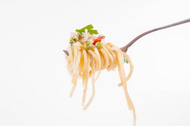 Krema soslu spagetti füme uskumru, bezelye, dolma biber ve çatalla yenmiş maydanoz.