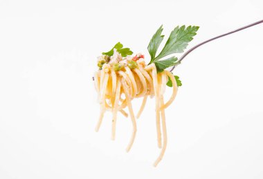 Krema soslu spagetti füme uskumru, bezelye, dolma biber ve çatalla yenmiş maydanoz.