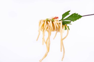 Krema soslu spagetti füme uskumru, bezelye, dolma biber ve çatalla yenmiş maydanoz.