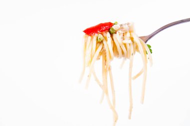 Krema soslu spagetti füme uskumru, bezelye, dolma biber ve çatalla yenmiş maydanoz.