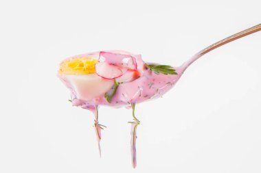 Soğuk borş (chlodnik) - geleneksel turp, maydanoz ve dereotlu soğuk Litvanya çorbası kaşıkla yenir