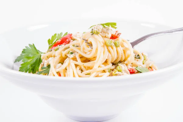 Spaghetti Med Gräddsås Med Rökt Makrill Ärtor Paprika Och Lite — Stockfoto