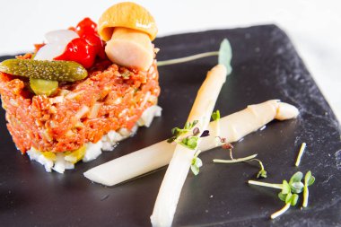 Kuşkonmazlı ahududu domatesli tart, mantar turşusu, soğan, salatalık ve fasulye filizi.