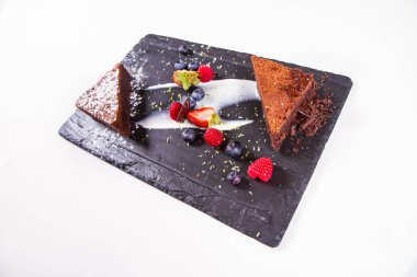 Brownie bazı berry meyve ile toz şeker ve çikolata ile dekore
