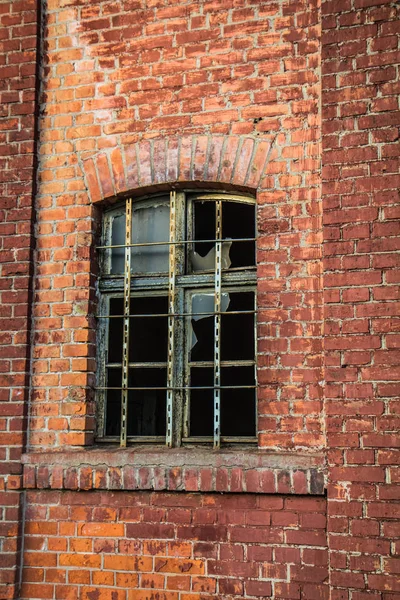 Krossat Fönster Gammal Tegelbyggnad — Stockfoto