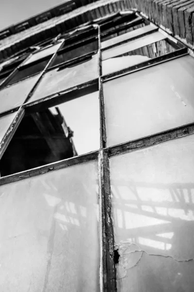 Розбите Вікно Старої Цегляної Будівлі — стокове фото
