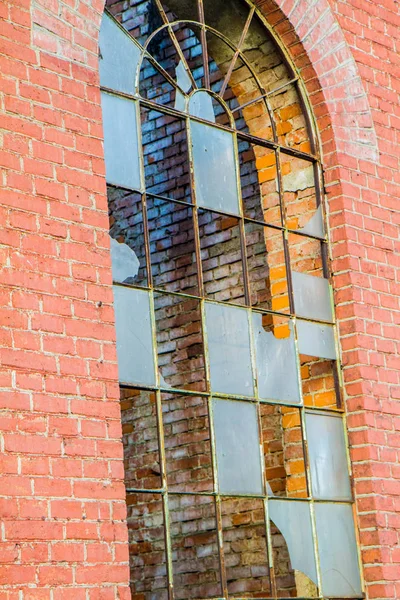 Gebroken Raam Van Een Oud Bakstenen Gebouw — Stockfoto