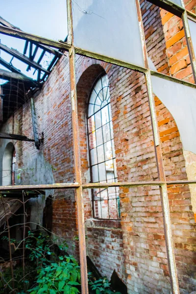 Edificio Quemado Con Ventanas Rotas — Foto de Stock