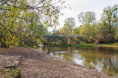 Polonya 'nın Masovia kentindeki Swider nehrinde sonbaharda köprü