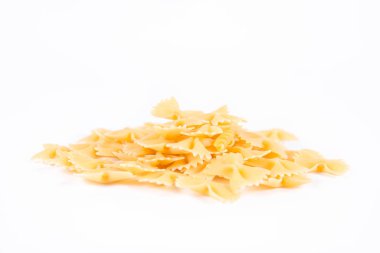 Beyaz arka planda çiğ Farfalle makarnası