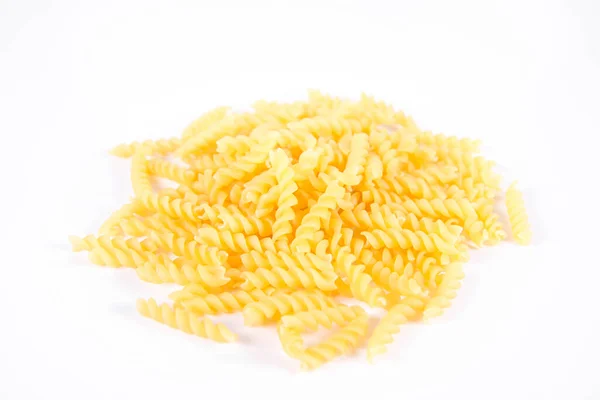 Rauwe Fusilli Pasta Een Witte Achtergrond — Stockfoto