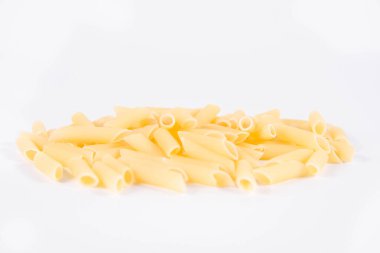 Beyaz arka planda çiğ makarna