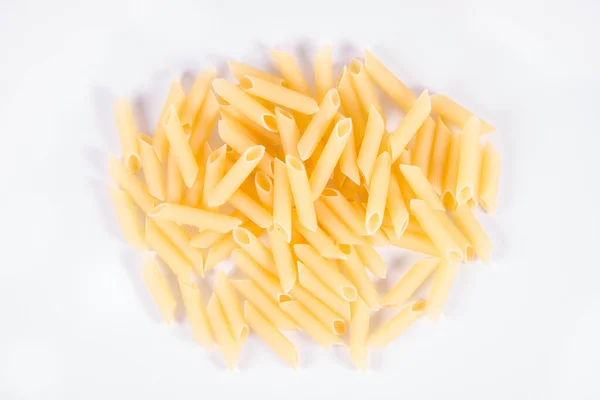 Rauwe Penne Pasta Een Witte Achtergrond — Stockfoto