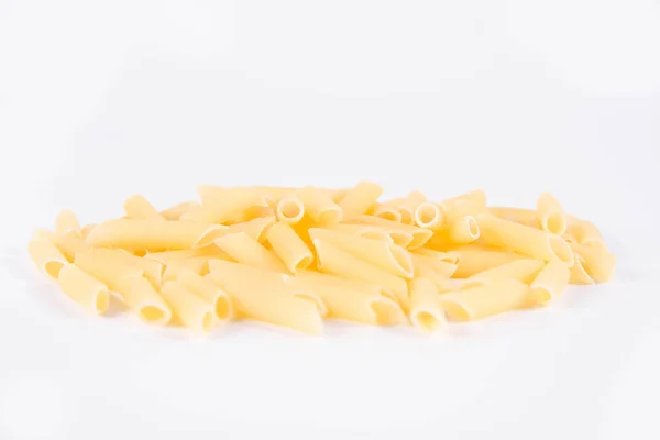 Rauwe Penne Pasta Een Witte Achtergrond — Stockfoto