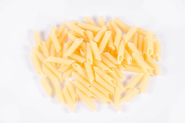 Rauwe Penne Pasta Een Witte Achtergrond — Stockfoto