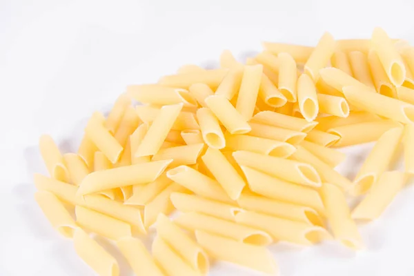 Rauwe Penne Pasta Een Witte Achtergrond — Stockfoto