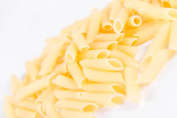 Rauwe Penne Pasta Een Witte Achtergrond — Stockfoto
