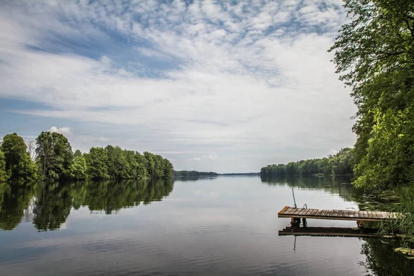 Lago Con Piccolo Ponte Legno Una Giornata Calda — Foto Stock