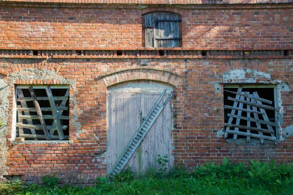 Ancienne Grange Avec Porte Bois Fenêtres Bloquées Avec Planches Bois — Photo