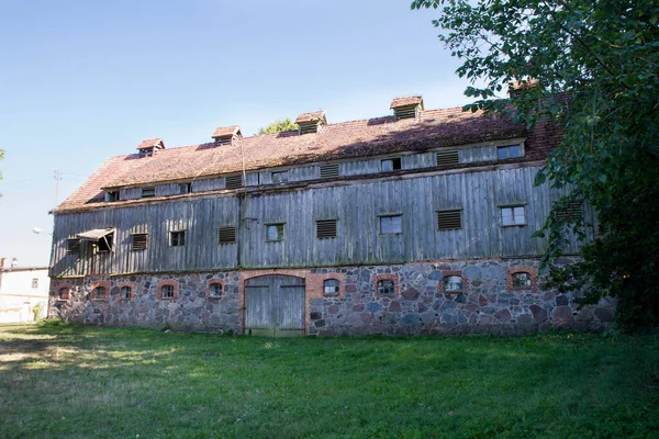 Polonya 'da bir köyde taş ve ahşaptan yapılmış eski bir ahır.