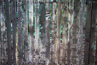 Eski ahşap çitler yakın mesafede.