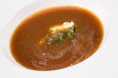 Kremalı, mantarlı ve maydanozlu mantar çorbası.