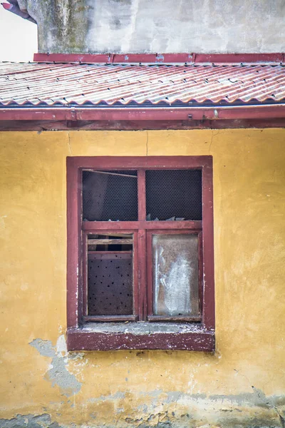 Finestra Rotta Vecchio Edificio — Foto Stock