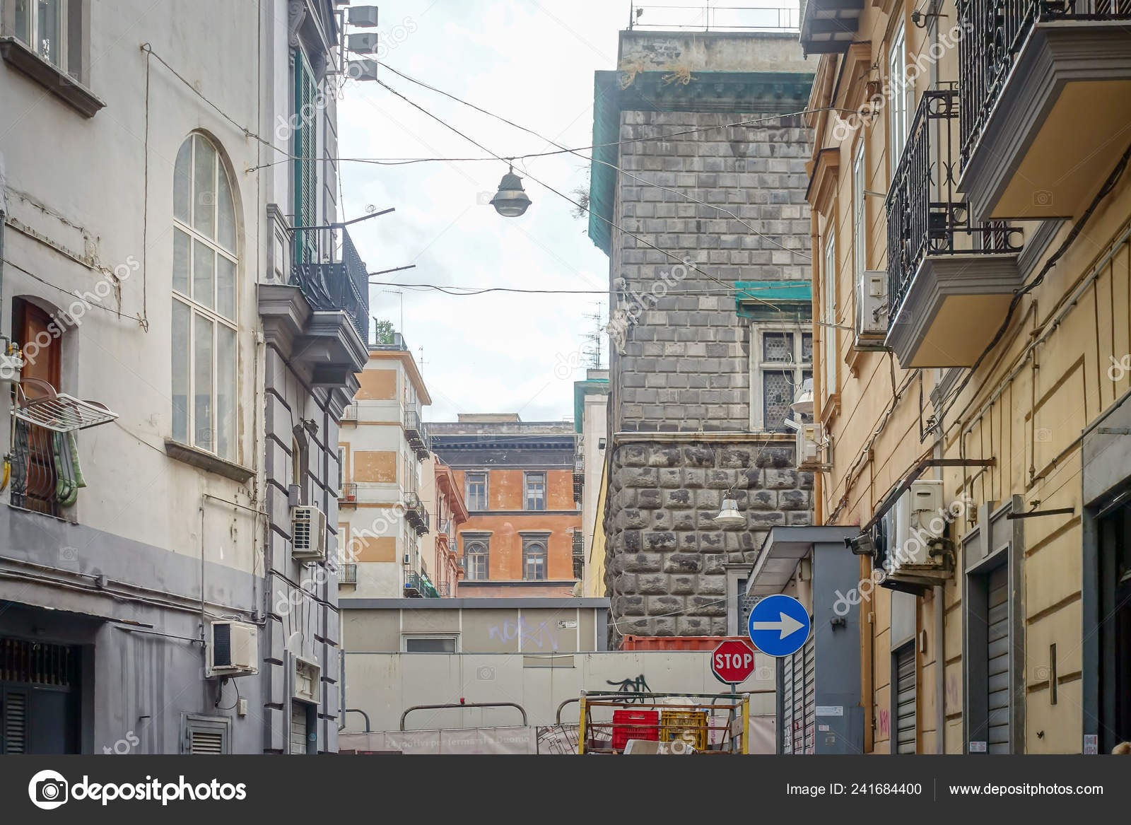 Neapel Italien Januar 2018 Strassenansicht Der Altstadt Neapel Stadt Italien Redaktionelles Stockfoto C Ilolab 241684400