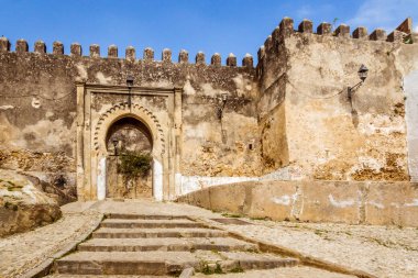 Kasbah kuzeyinde Fas Tanca'nın Medine girişine kapı