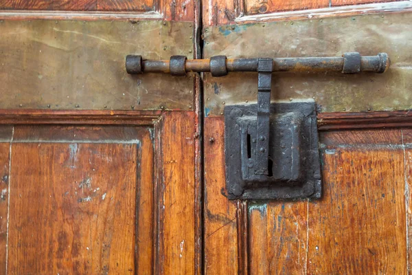 Vecchia Porta Legno Chiusa Con Barra Ferro Battuto — Foto Stock