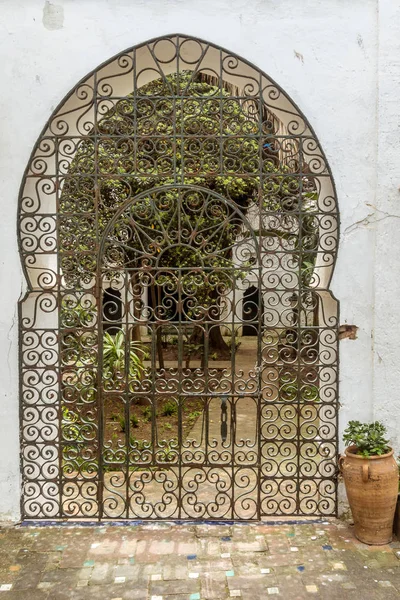 Ferforje Metal Portal Arkasında Arap Bahçe — Stok fotoğraf