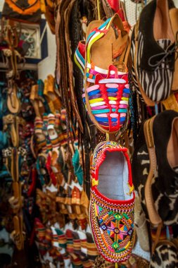Renkli deri sandalet bir Fas Çarşısı mağaza