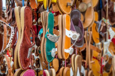 Renkli deri sandalet bir Fas Çarşısı mağaza