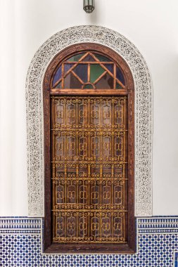 Bir kemer ve dekoratif kafes ile geleneksel Arap pencere